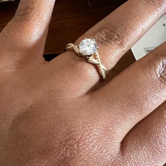 Diamond Nexus-Engagement Ring - Picture 4 of 5